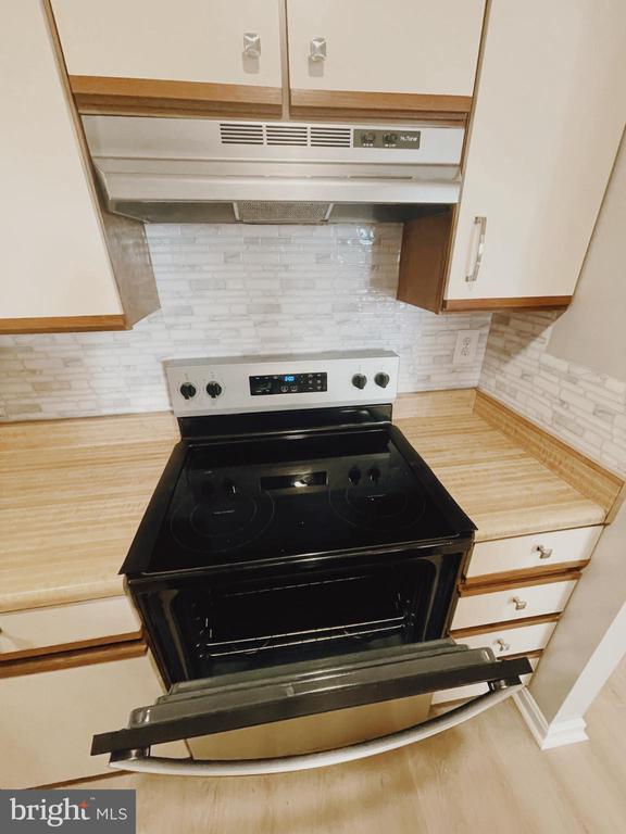 Building Photo - 1603 Carriage House Terrace