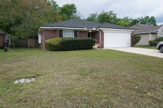 Building Photo - 3 Bedroom Home With Garage