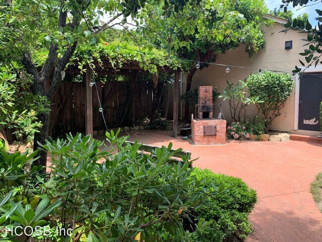 Building Photo - 3 br, 2 bath Apartment - 302 N. Soledad