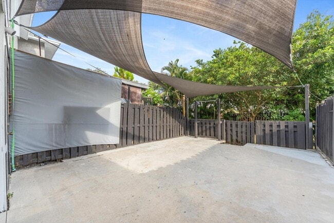 Building Photo - 850 Hill Dr