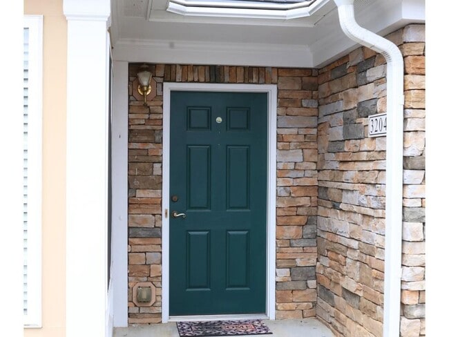 Building Photo - 3204 Village Ln