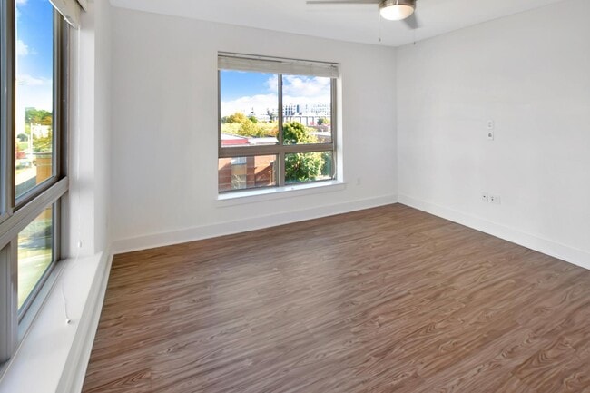 Building Photo - 101 S Tryon St