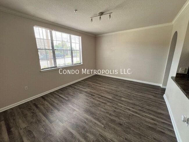Building Photo - 911 N Orange Ave