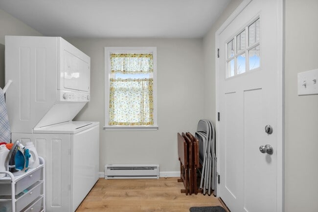 Building Photo - Fully Furnished Bright & Comfortable 1-Bedroom Cottage Available for Rent