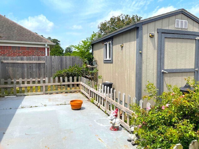 Building Photo - Great Location, wonderful Schools, 1 Block...