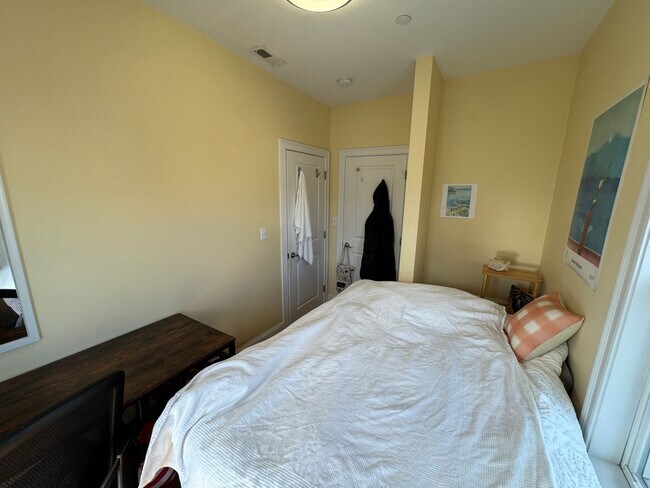 Building Photo - In-Unit Laundry, Central Heat/AC, Parking ...