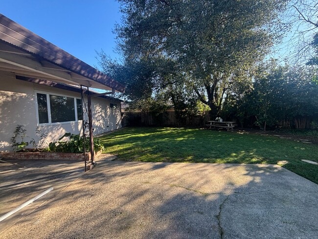 Building Photo - Central Roseville, Close to Shopping and Parks, 3 Bedroom 2 Bathrooms, 1536sq feet