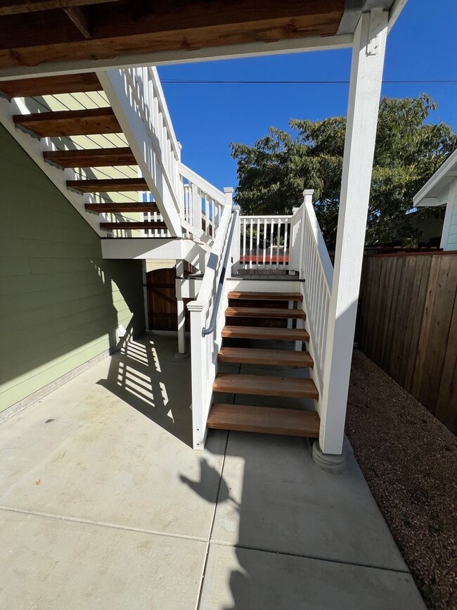 Building Photo - 103 S Santa Rosa St