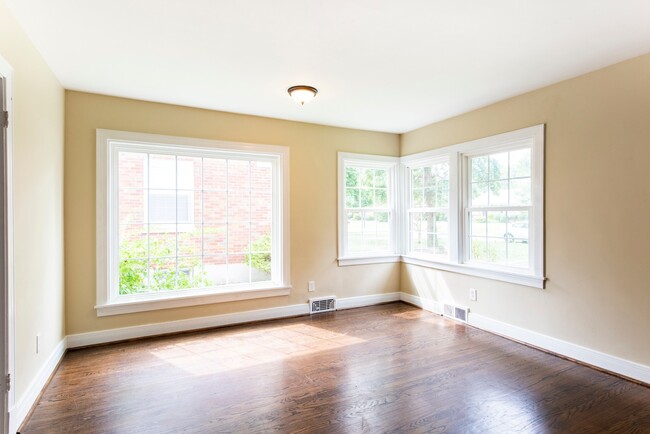 Building Photo - 3BR/2BA Ranch Near The Desirable Highlands!