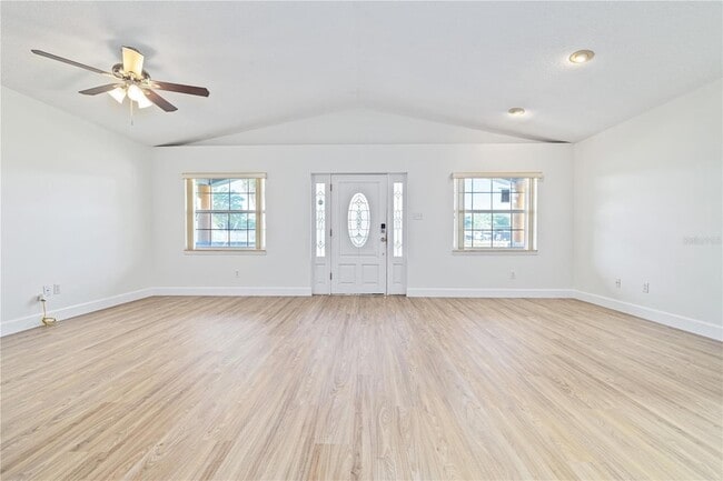 Building Photo - 113 W Gladys St