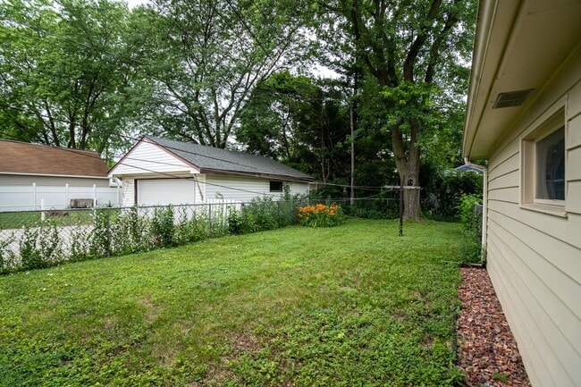 Building Photo - Spacious 3 Bedroom 1Bath Lower Duplex in P...