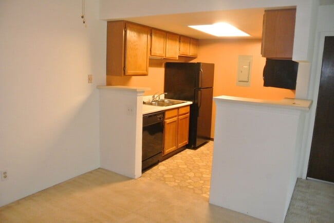 Building Photo - 1 Bedroom 1 Bath in Woodside Village