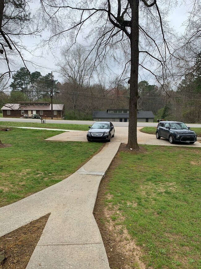 Building Photo - 600-602 Freeman Dr