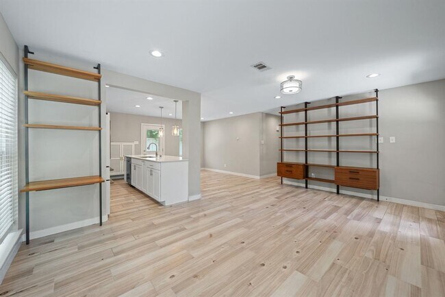 Building Photo - 6707 Columbia Dr