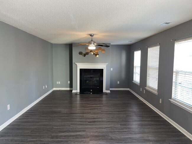 Building Photo - Move In Special On Beautiful 3 Bedroom Home!