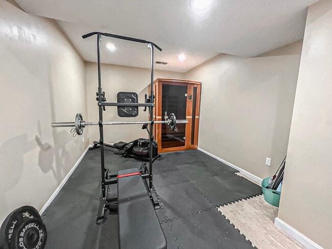 Building Photo - Beautiful and Spacious 4 Bedroom 2.5 Bathr...