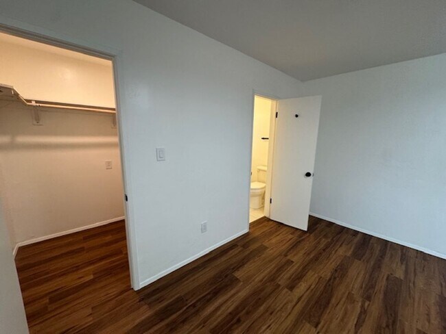Building Photo - Recently Renovated 2 Bed / 2 Bath Apartmen...