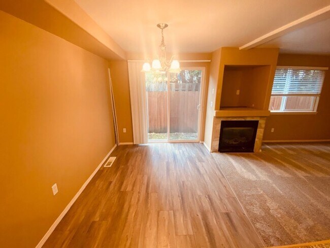 Building Photo - Charming Van Mall Condo
