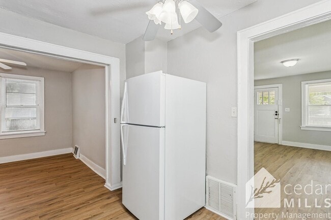Building Photo - Great SE 3 bedroom home with many updates