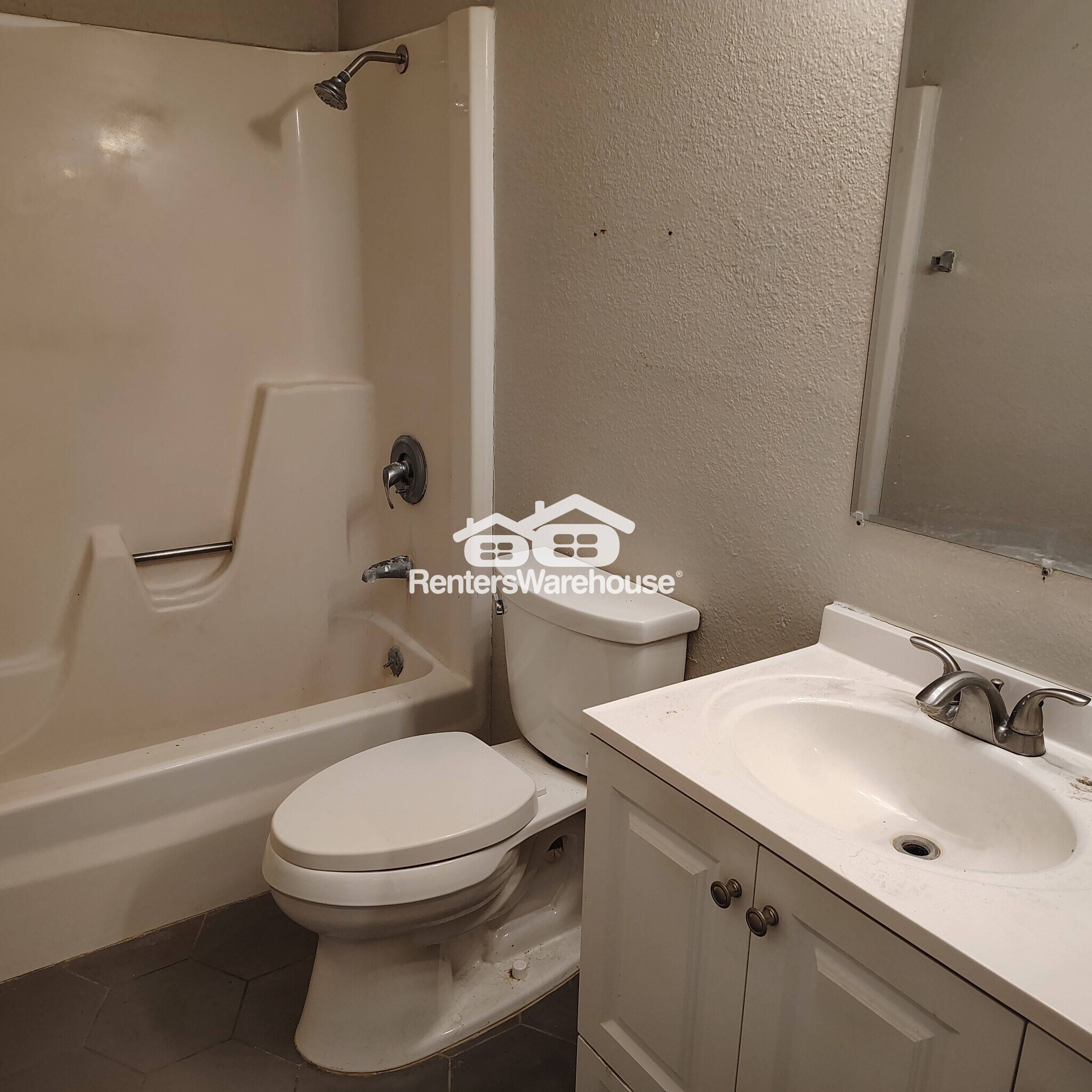 Building Photo - 358 W Hackamore Ave