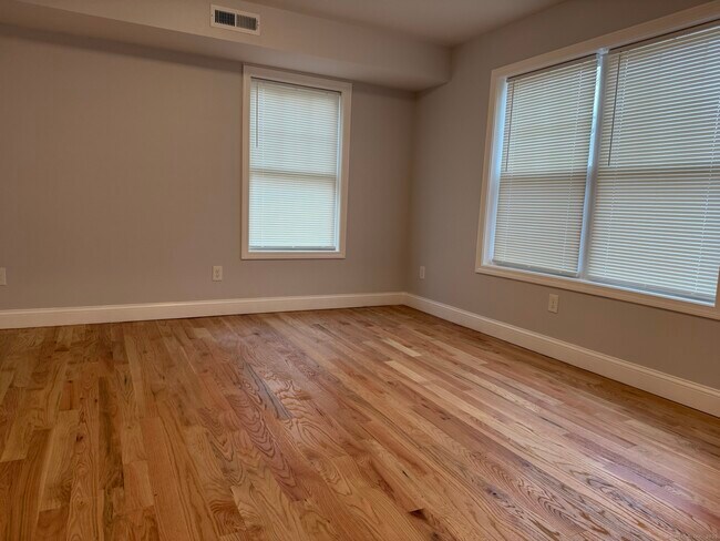 Building Photo - 755 Hart St