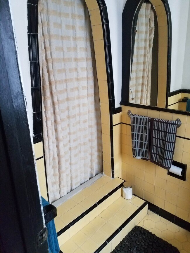 Building Photo - 1847 S Rimpau Blvd