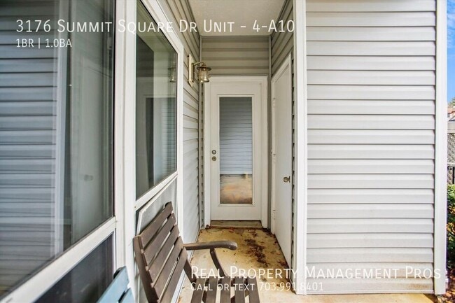 Building Photo - 3176 Summit Square Dr