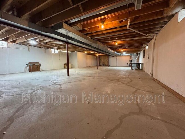 Building Photo - 40250 Pinetree Dr