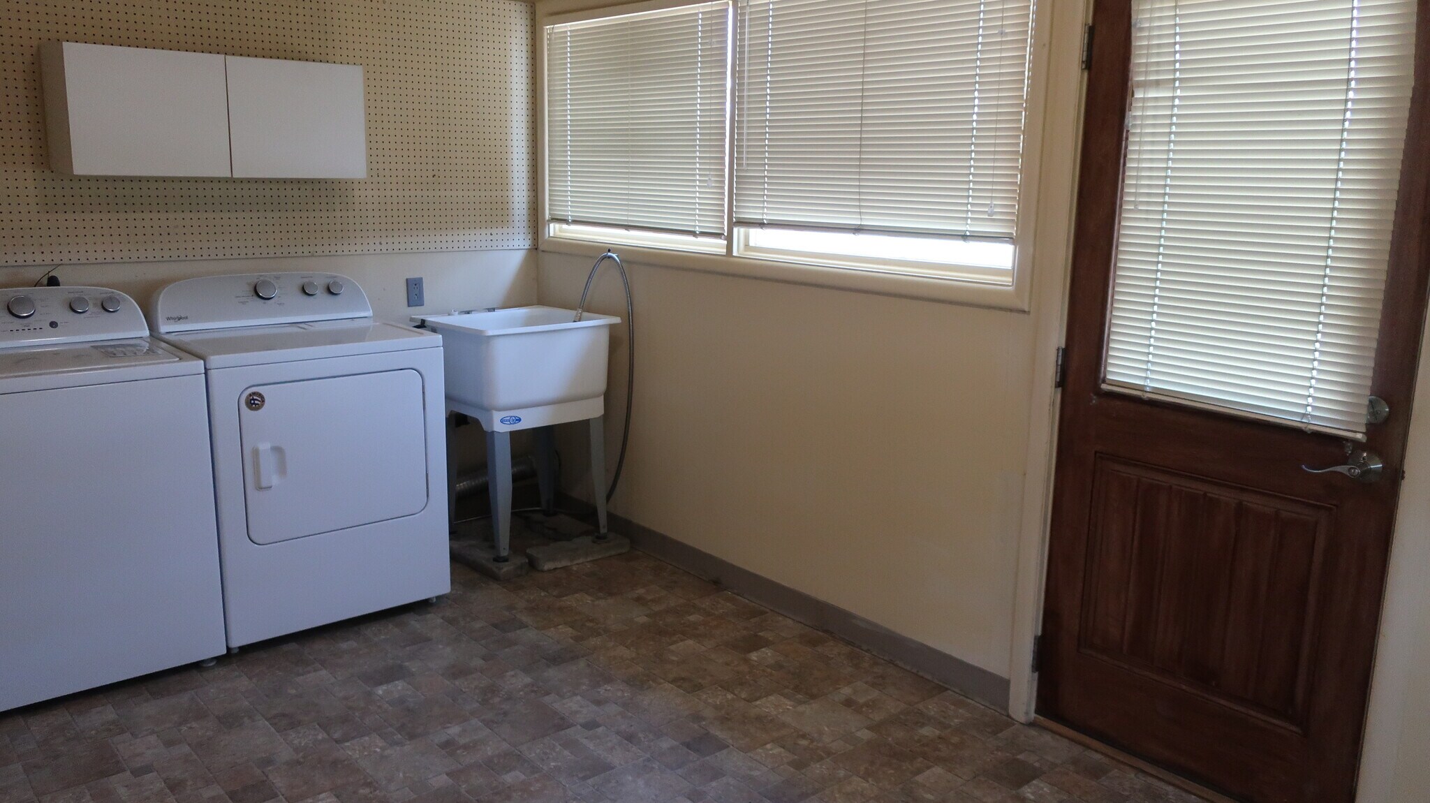 Building Photo - 610 Easy St