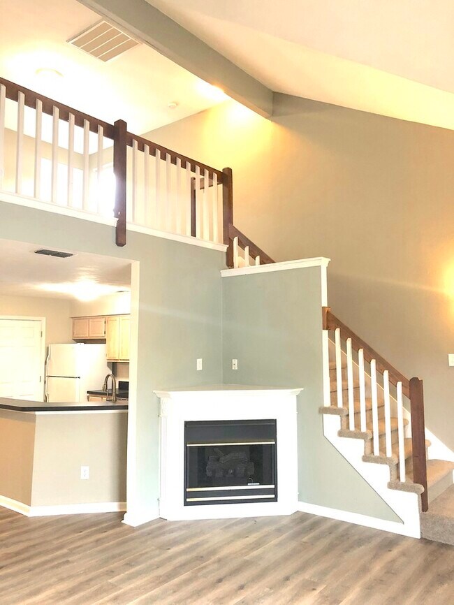 Building Photo - TOWN HOME W/ LOFT AND OPEN FLOOR PLAN FOR ...