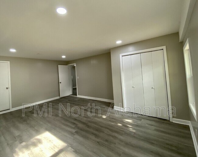 Building Photo - 69 E Lakeside Dr