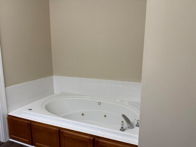 Building Photo - 2536 Blossom Trail W