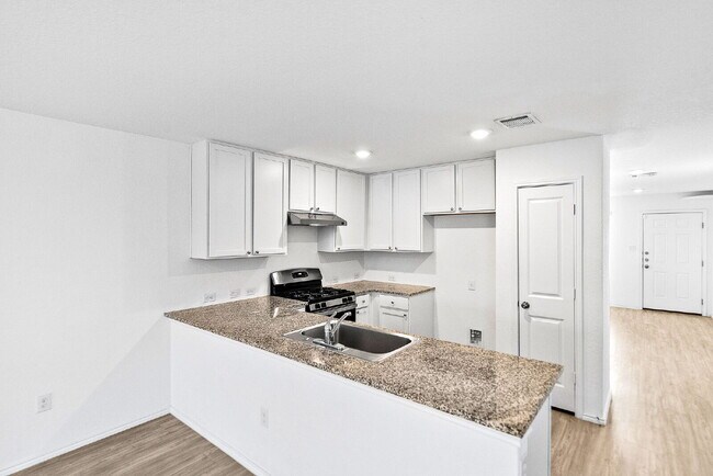 Building Photo - UP TO 1 MONTH FREE RENT!!! No Stairs, No Carpet, No Compromises.