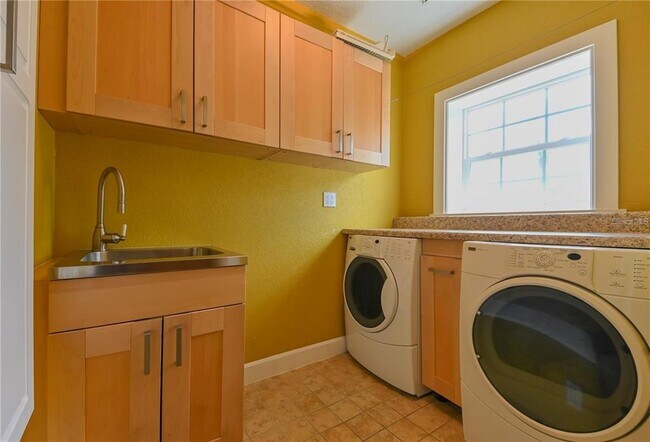 Building Photo - 3035 Granville Ct N