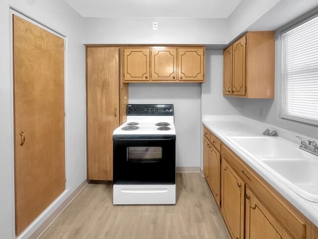 Building Photo - 28 Ridgewood St