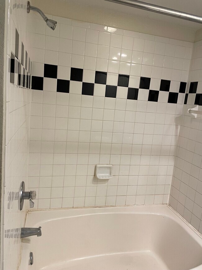 Building Photo - 2410 W Azeele St