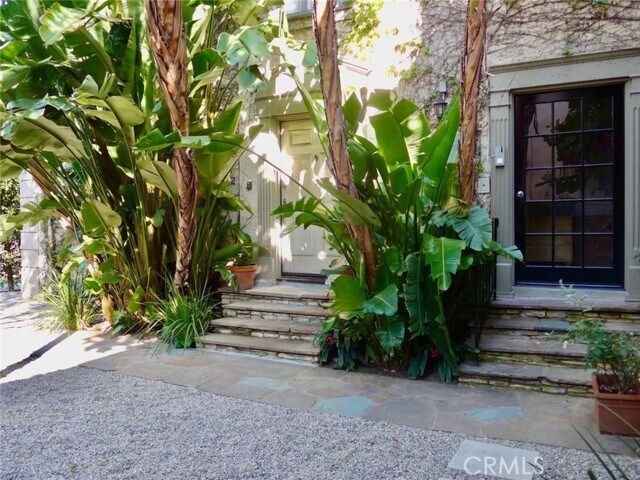 Building Photo - 5962 S San Vicente Blvd
