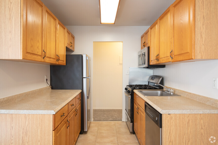 1 BR, 1 BA -806 SQFT - Pinewood Village