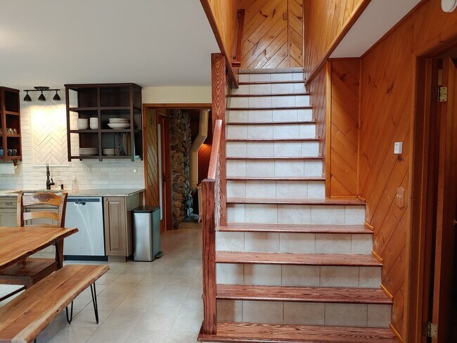 Building Photo - Fully Furnished Executive Sander's Beach Rental