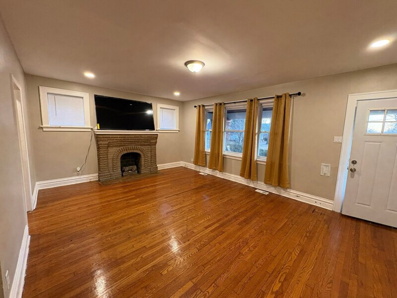 Building Photo - 1637 McLaran Ave