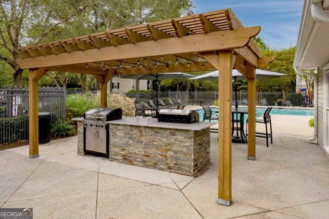 Building Photo - 9200 Roberts Dr