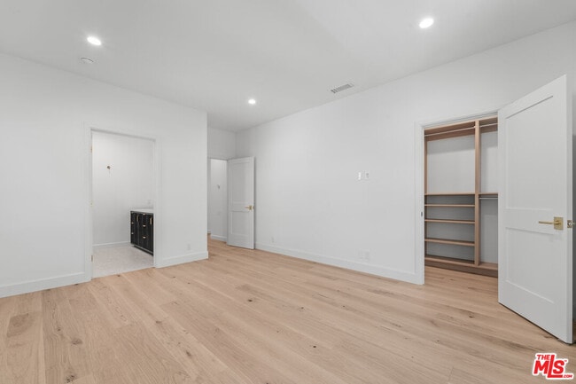 Building Photo - 162 N Almont Dr