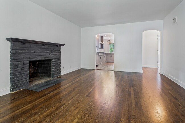 Building Photo - 6114 N Lenox Ave