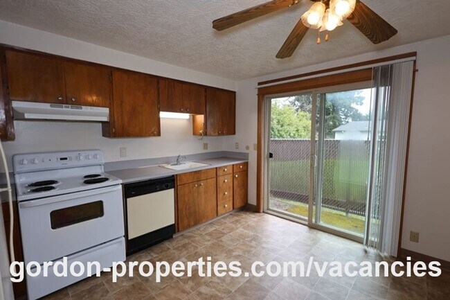 Building Photo - SE Cedar Ave - Single level 2 bedroom unit in duplex