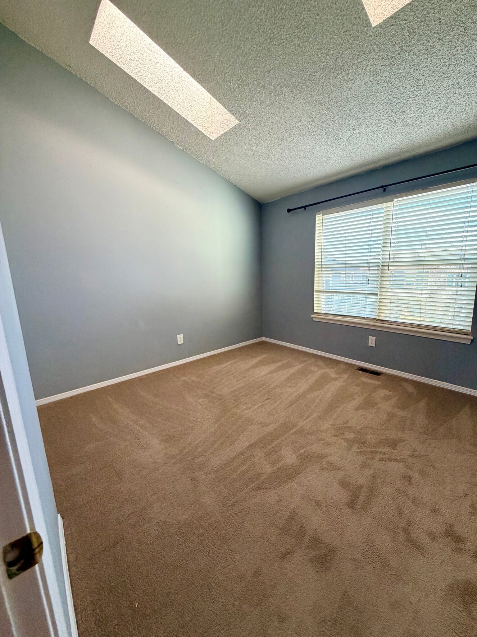 Building Photo - 1192 S Zeno Way