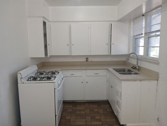 Building Photo - Avon 3019-3021