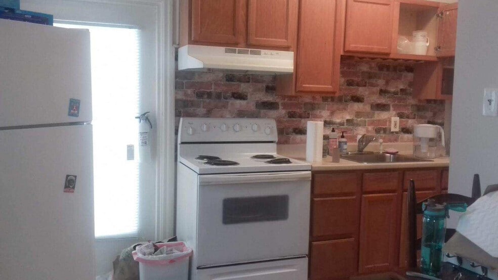 Building Photo - 116 N Church St