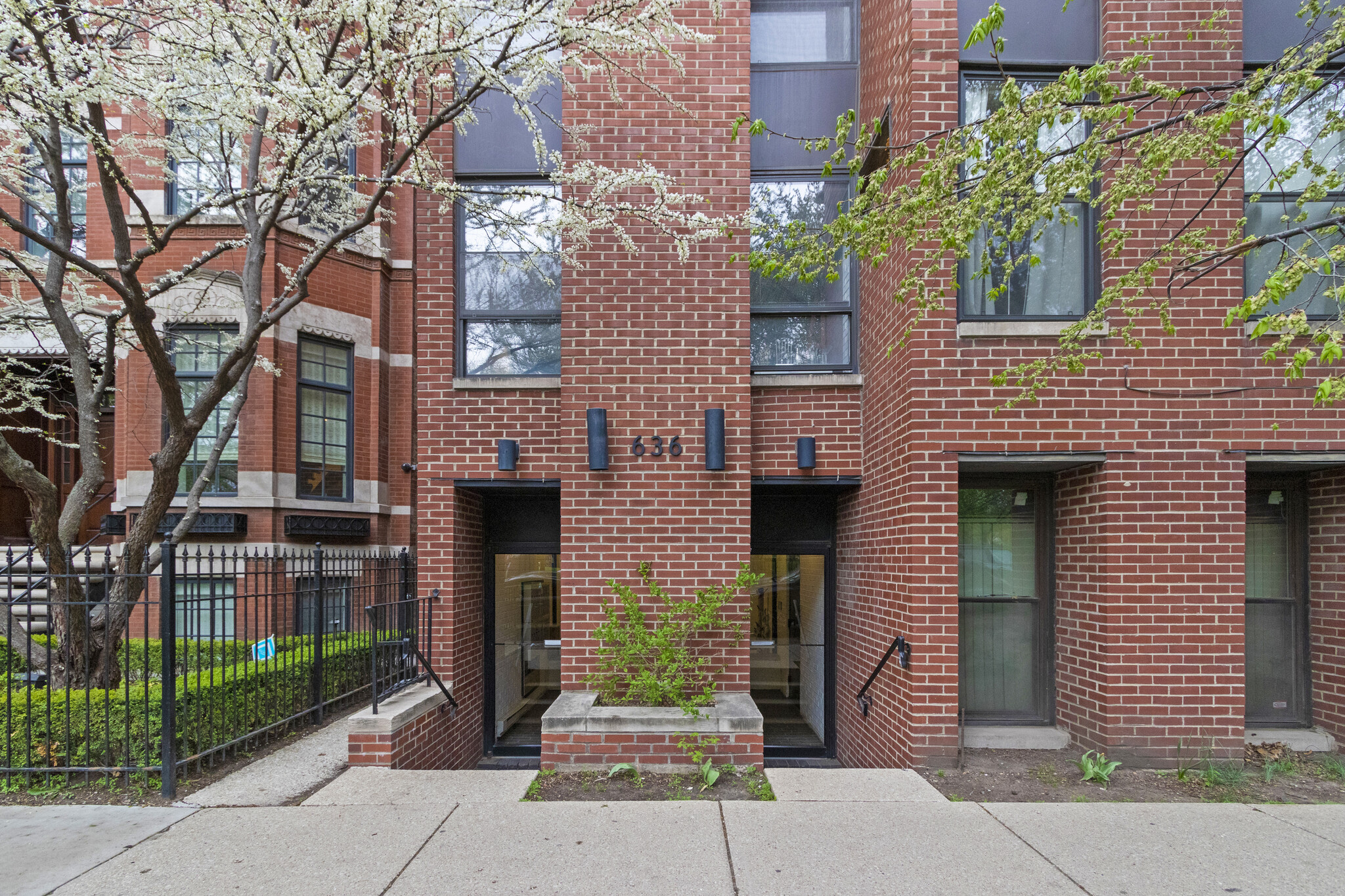 Building Photo - 636 W Webster Ave