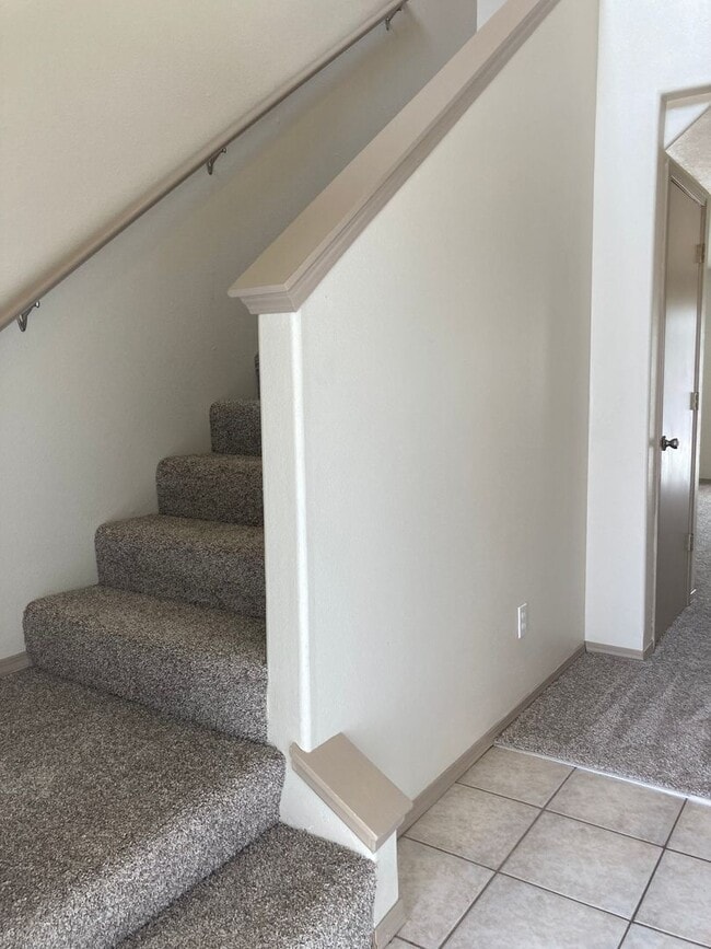 Building Photo - Three Bedroom Duplex in Keizer, Landcaping...
