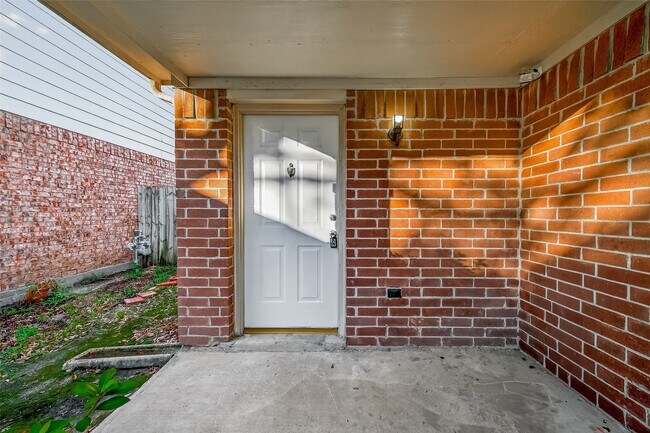 Building Photo - 16318 N Glade Dr